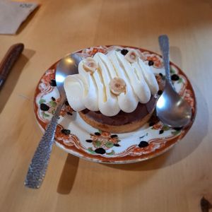 Tartelette choco-noisettes 🤤 at Pâtisserie - Salon de thé Léone in Toulouse
