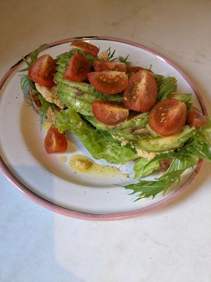 Tostones en pan de campo, hummus de garbanzos at Federación in Montevideo