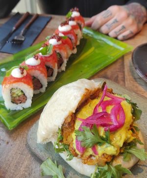"Rock & Roll" uramaki sushi, y "Tikka Masala Bao" at Desoriente - Poblenou in Barcelona