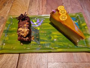 Mandarin cheesecake and plant-based snickers at Desoriente - Poblenou in Barcelona