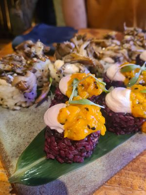 Makis avocat mangue et makis oyster mushrooms at Desoriente - Poblenou in Barcelona