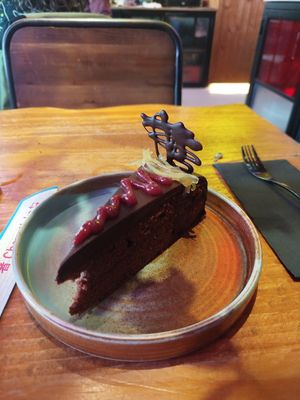 Pastel con jengibre, cereza y chocolate at Desoriente - Poblenou in Barcelona