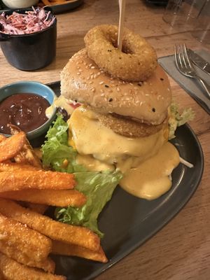 Vegan Cheese Supreme Burger  at Kovas in Schoenaich