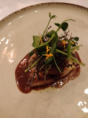 Croquette de pommes de terre, haricots verts, courgettes sur un lit de chou avec un jus corsé légèrement moutardé at Brocoli in Lyon