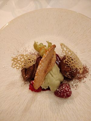 Dessert vegan : Ganache Chocolat, Sorbet Pomme et Coulis de fruits rouges at Brocoli in Lyon