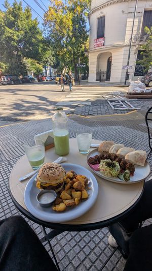 Hamburguesa y falafel at Puerta in Buenos Aires