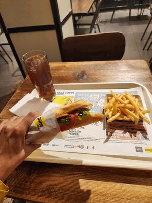 Baguette de pollo vegano, tomste, lechuga y mayo vegana. Avompañado con papas fritas y te helado, 9.5 euros. Varias opciones más veganas. at Pans & Company in Leon