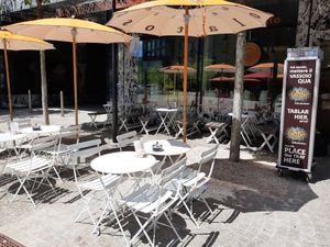 Outdoor seating at Schokolato Bar Gelateria in Wallisellen