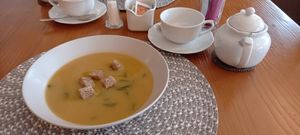 Chickpea soup with yellow tea at Casa de Chá In'fusão in Manteigas