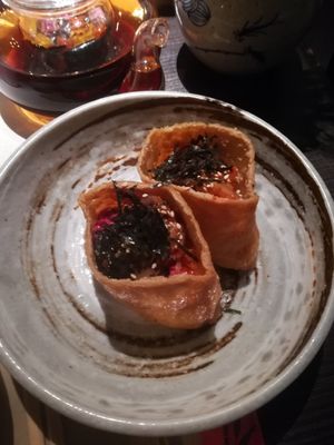 Inari sushi con hummus alla barbabietola, kimchi e alghe nori at Xiang DimSum  in Padua