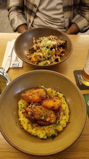 Geschmorter Kürbis mir Kartoffelpüree & Seitanstreifen vom Grill mit Gemüse und Backkartoffeln at Gelbes Krokodil in Linz