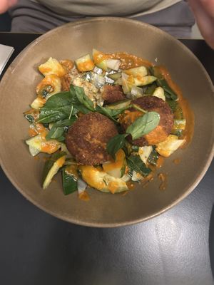 Kartoffelräuchertofuballen auf Zucchinigemüse  at Gelbes Krokodil in Linz