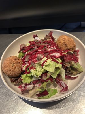 Gebackene Tofubällchen / geröstete Maroni / Raunerdip / Salatgarnitur klein 13,50€  at Gelbes Krokodil in Linz