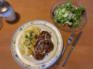 Linsen-Tomatenbratlinge mit Röstzwiebeln und Kartoffelsalat at Gasthaus zum Strauß in Breitnau