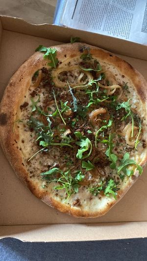 Pizza met venkel en worst at Vegan Pizza Bar in The Hague