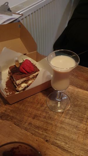 Tiramisu to go und vegan baileys at Vegan Pizza Bar in The Hague