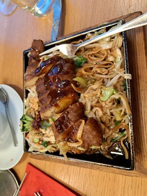 Nudeln mit Veganer Ente und Gemüse at Azuma in Linz