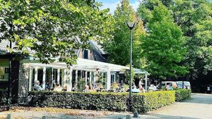 Perfect place to sit outside, and enjoy the peaceful place and the sun. at Leefgoed in Rosmalen