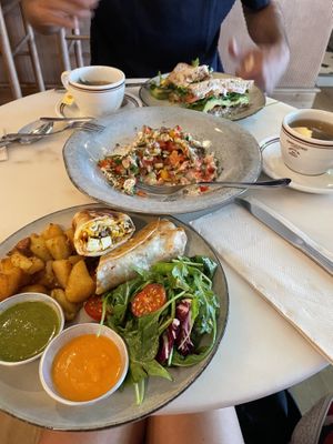 first Taste in this beautiful Restaurant the burrito was so Tasty the Multi grain bread with „bacon Tofu“  so Good. The feta salad really tasted like real feta 😍the Service at SHOSH in Lisbon