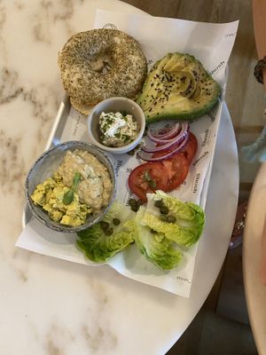 Bagel die breakfast , the 🌱Tuna cream was unbelivable and nice to prepare like you Want it 😇  at SHOSH in Lisbon