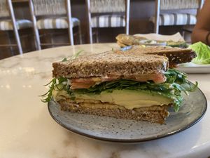 Multi grain sliced bread with tofu bacon Avocado tomato Rucola and nice mayo 😍🙏🏽👍🏽  at SHOSH in Lisbon