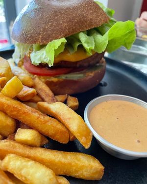 Cheze burger at SHOSH in Lisbon