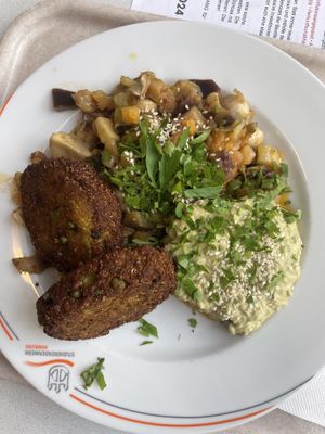 Quinoa-Erbsen-Bratling, Orientalisches Gemüse, Hummus mit Sesam   at Mensa Blattwerk in Hamburg