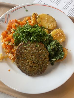 Hafer Bratling mit Kartoffeln und Karotten   at Mensa Blattwerk in Hamburg