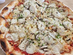 Generous portions, yummy food. Pizzas were freshly made from scratch i.e. freshly kneed dough at Gage Roads Freo Brewery in Fremantle