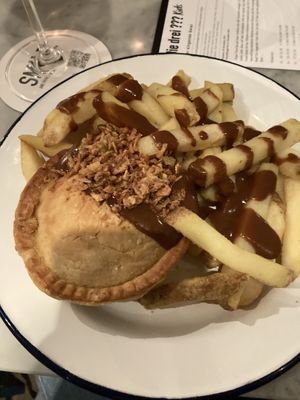 Pie mit Kichererbsenfüllung, Fries & vegane braune Sauce   at The Baby Goat House in Hamburg