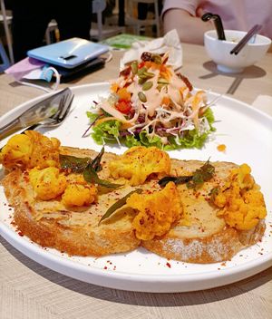 Hummus tartine at VeganBliss 蔬福 in Central Singapore