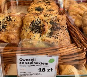 Vegan labeled but according to staff: not vegan because of the cheese   at Piekarnia Gruzinska Ketili Puri in Gdansk