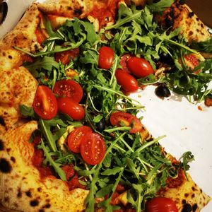 Pizza mit veganem Teig, Tomatensauce, Artischocken, Cherrytomaten, Rucola, Champignons und Oliven at Casa Italia in Slupsk