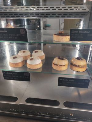 Mini cakes at Zoi Café in Lyon