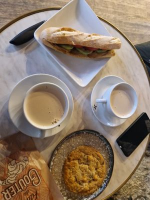 Sandwich "festif", Chai lattes and cookie praliné at Zoi Café in Lyon