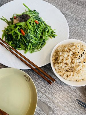 Spinach and brown rice  at vegan veggie joga - 嫦娥 in Tokyo