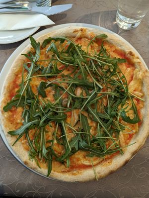 Veganized margarita with rocket salad at Gostilna Pri Kobalu in Vrhpolje