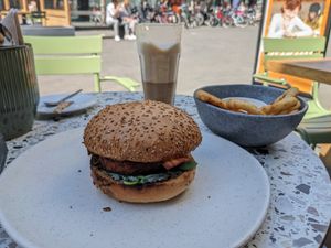 Le Blue no-burger and onion rings at Copper Branch in Rotterdam