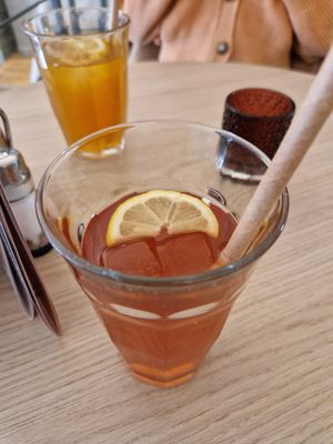 Huisgemaakte ijsthee, hibiscus citroengrass at Copper Branch in Rotterdam