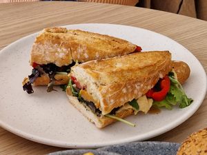 Sandwich met hummus en gegrilde groenten at Copper Branch in Rotterdam