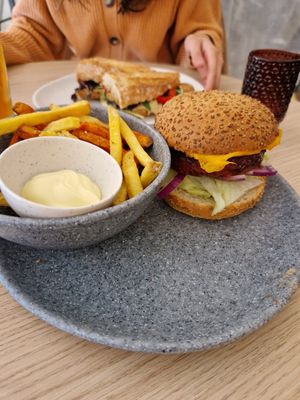 Signature copper burger at Copper Branch in Rotterdam