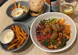 Oosterse bowl & copper branch burger😍😋  at Copper Branch in Rotterdam