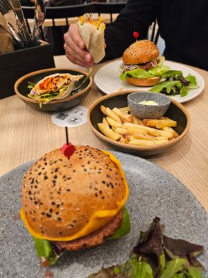 Burger Signature, Burger Copper Branch, Wrap Crispy & friet at Copper Branch in Rotterdam