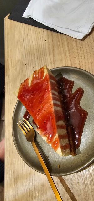 Copper branch cheesecake met aardbeien saus at Copper Branch in Rotterdam