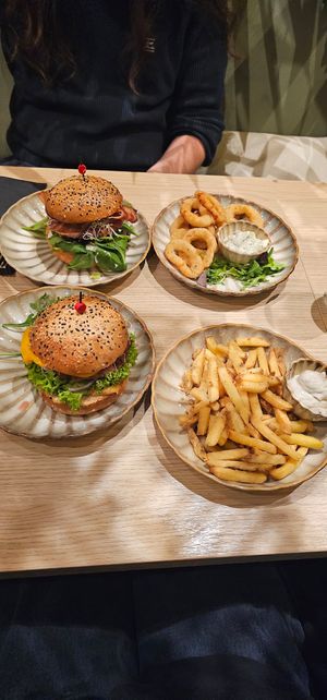 Links achter Crazie mille burger, rechts achter unifies onion rings, links voor kip burger (ben de naam kwijt) en rechts voor skin on fries at Copper Branch in Rotterdam