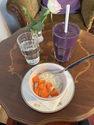 Overnight oats and blueberry smoothie   at Encanto - Art Cafe in Helsinki