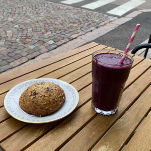 Best blueberry smoothie ever and amazing cinnamon bun at Encanto - Art Cafe in Helsinki