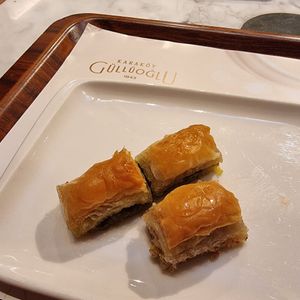 2 de pistacio e 1 de nozes at Karaköy Güllüoğlu in Istanbul