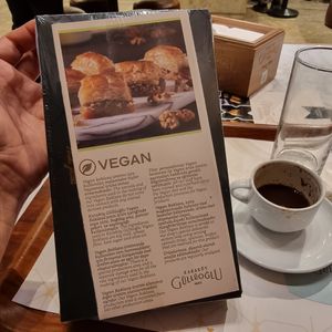 Caixinha de baklavas e cafe turco at Karaköy Güllüoğlu in Istanbul