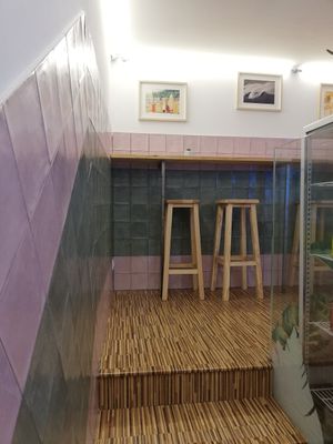 Una de les zones on seure a l'interior del local at Byron Bay Hawaiian Poke Bowls in Molins De Rei